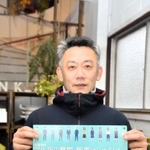 制服の買い取り、販売を始めた竹内孝志さん＝丹波市柏原町柏原