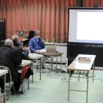 西園寺公望が倒幕のために福住を訪れた歴史を解説する森田栄さん（中央奥）＝丹波篠山市福住