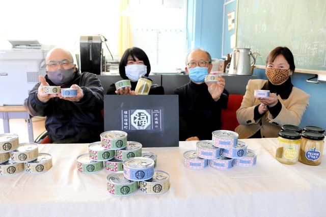 オリジナル缶詰を開発した「ＳＨＵＫＵＢＡ」のメンバーら＝丹波篠山市福住、ＳＨＵＫＵＢＡ