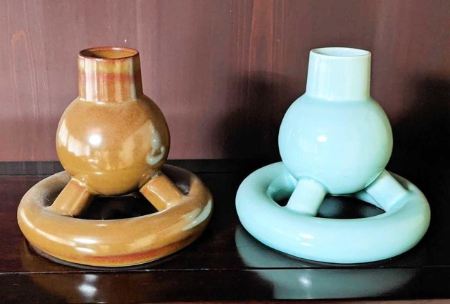 鉄釉（左）と青磁の「原子炉花瓶」