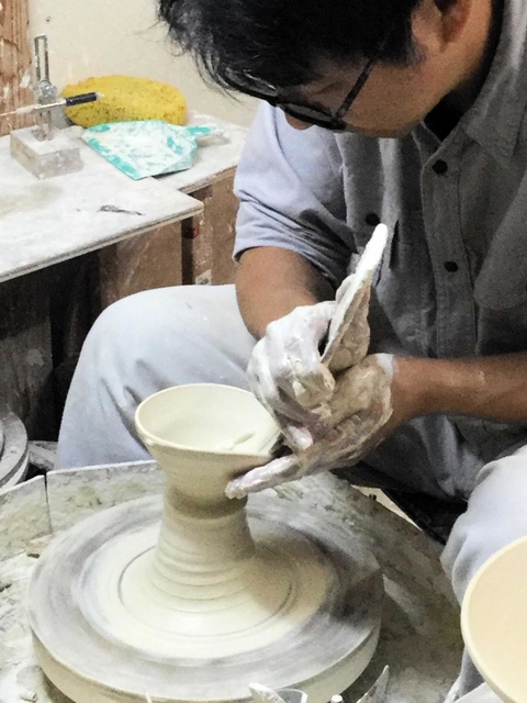 ろくろで作業する伊藤さん＝丹波篠山市の工房