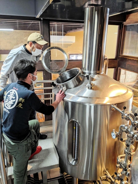ビールを仕込んだタンクをチェックする醸造所のスタッフら＝丹波篠山市福住