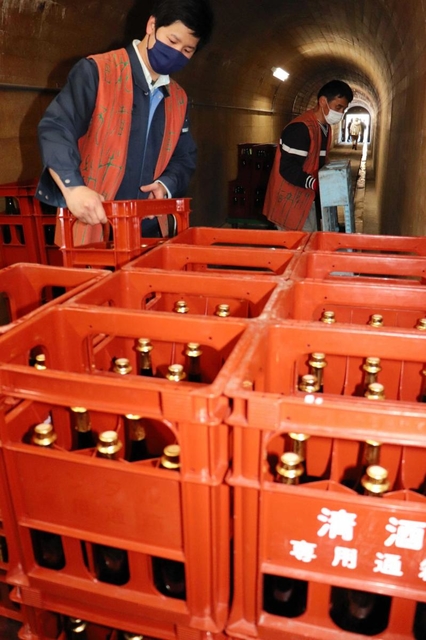 管理トンネルで行われた酒の蔵入れ作業＝三宝ダム