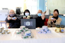 オリジナル缶詰を開発した「ＳＨＵＫＵＢＡ」のメンバーら＝丹波篠山市福住、ＳＨＵＫＵＢＡ