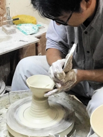 ろくろで作業する伊藤さん＝丹波篠山市の工房