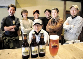 オリジナルの地ビール開発に携わった料理人ら＝丹波篠山市福住