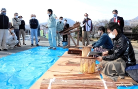 見学者の前で実演する、檜皮ぶき職人＝丹波市山南町野坂