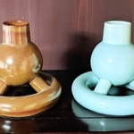 鉄釉（左）と青磁の「原子炉花瓶」