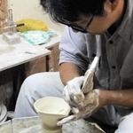 ろくろで作業する伊藤さん＝丹波篠山市の工房