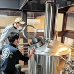 ビールを仕込んだタンクをチェックする醸造所のスタッフら＝丹波篠山市福住