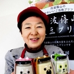 新発売のプリン「あずきちゃん」（左）と「きなこちゃん」（中央）、「みどりちゃん」を手にする山本さん＝丹波篠山市川北