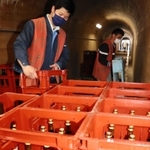 管理トンネルで行われた酒の蔵入れ作業＝三宝ダム