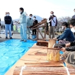 見学者の前で実演する、檜皮ぶき職人＝丹波市山南町野坂