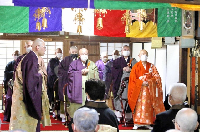 本堂で執り行われた「晋山式」。妙心寺派の小倉宗俊管長（右端）も駆け付けた＝丹波市山南町太田