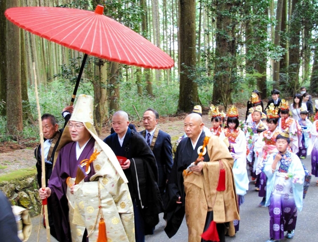 新住職誕生を祝う稚児行列。集落の中や杉木立の参道を歩いた＝丹波市山南町太田