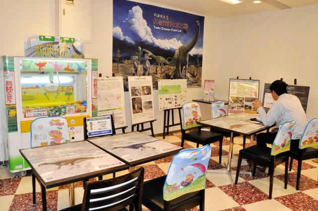 恐竜が描かれたテーブルシートや椅子カバー、タペストリーなどが設置された「恐竜コーナー」＝西紀サービスエリア上り線