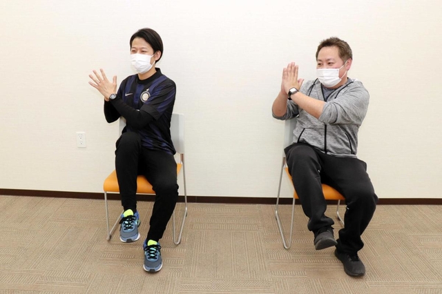 指導する理学療法士の乗船雄太さん（左）と山中亮二さん。動画投稿サイトユーチューブの「一期一会らくしよ」チャンネルでも体操を紹介している
