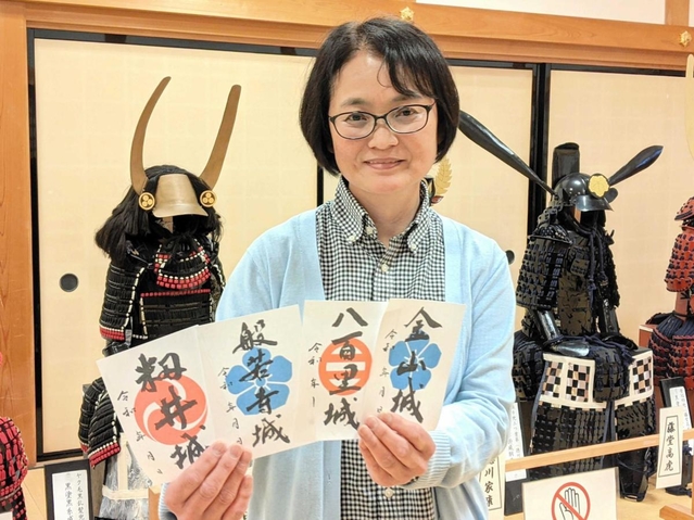新たに販売された、四つの戦国山城の「御城印」＝篠山城大書院