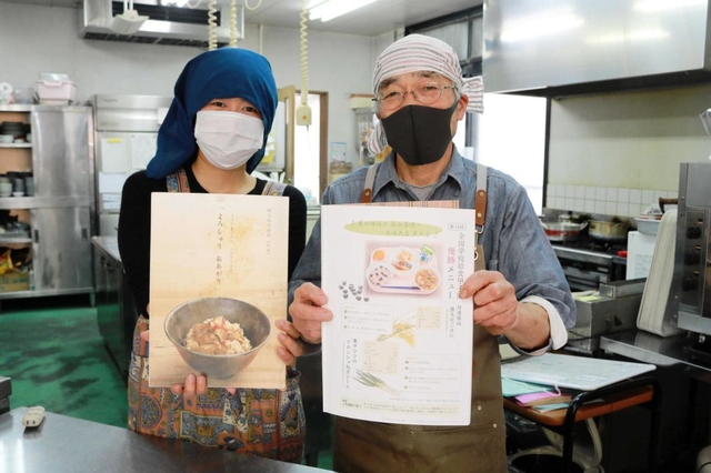 「全国学校給食甲子園」で優勝したメニューを提供する「喫茶ふれあい」の酒井完治さん（右）ら＝丹波篠山市網掛