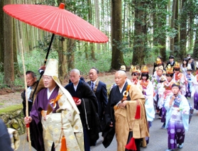 新住職誕生を祝う稚児行列。集落の中や杉木立の参道を歩いた＝丹波市山南町太田