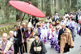 新住職誕生を祝う稚児行列。集落の中や杉木立の参道を歩いた＝丹波市山南町太田