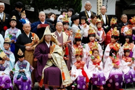 記念撮影を前にした門脇知眞・新住職や稚児にふんした子どもら＝丹波市山南町太田