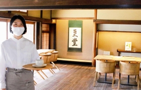 新設されたカフェ「小田垣豆堂」の店内。杉本さんは掛け軸に「豆堂」と筆をふるった＝丹波篠山市立町