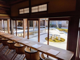 新設されたカフェから望む、杉本博司さん設計の石庭「豆道」＝丹波篠山市立町
