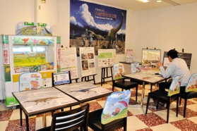恐竜が描かれたテーブルシートや椅子カバー、タペストリーなどが設置された「恐竜コーナー」＝西紀サービスエリア上り線