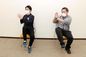 指導する理学療法士の乗船雄太さん（左）と山中亮二さん。動画投稿サイトユーチューブの「一期一会らくしよ」チャンネルでも体操を紹介している
