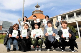 レシピブックの制作に関わった兵庫医療大学の学生ら（石崎真紀子さん提供）