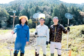 草刈り代行業を行う「縁草社」の（右から）酒井大輔さんと酒井雅之さん、藤本侑平さん＝丹波篠山市味間南