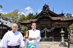 令和の大修造」への奉賛を呼び掛ける千種正裕宮司（左）ら＝丹波市柏原町柏原、柏原八幡宮