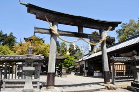 建て替え予定の第二鳥居＝丹波市柏原町柏原、柏原八幡宮