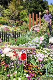 色とりどりの花々が咲く、足立満さんの庭＝丹波市青垣町中佐治