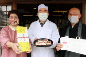 長楽寺の安達瑞樹住職（右）の法話も楽しめる「栗まんじゅう　えくぼ」を発売した鹿生堂の畑茂樹さん（中央）と陽子さん＝丹波篠山市乾新町