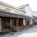 映画「森の学校」のロケ地となった河原町通り（伝統的建造物群保存地区）の「鳳凰会館」＝丹波篠山市河原町