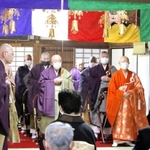 本堂で執り行われた「晋山式」。妙心寺派の小倉宗俊管長（右端）も駆け付けた＝丹波市山南町太田