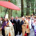 新住職誕生を祝う稚児行列。集落の中や杉木立の参道を歩いた＝丹波市山南町太田