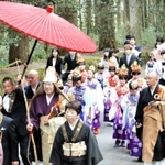 新住職誕生を祝う稚児行列。集落の中や杉木立の参道を歩いた＝丹波市山南町太田