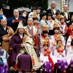 記念撮影を前にした門脇知眞・新住職や稚児にふんした子どもら＝丹波市山南町太田