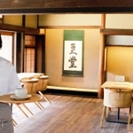新設されたカフェ「小田垣豆堂」の店内。杉本さんは掛け軸に「豆堂」と筆をふるった＝丹波篠山市立町