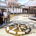 縄文遺跡の環状列石をイメージした石庭に立つ（左から）「小田垣商店」の小田垣昇社長と、改修を手掛けた美術家杉本博司さん、建築家榊田倫之さん＝丹波篠山市立町