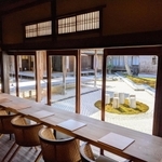 新設されたカフェから望む、杉本博司さん設計の石庭「豆道」＝丹波篠山市立町