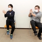 指導する理学療法士の乗船雄太さん（左）と山中亮二さん。動画投稿サイトユーチューブの「一期一会らくしよ」チャンネルでも体操を紹介している