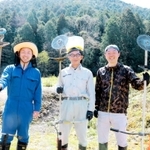 草刈り代行業を行う「縁草社」の（右から）酒井大輔さんと酒井雅之さん、藤本侑平さん＝丹波篠山市味間南