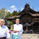 令和の大修造」への奉賛を呼び掛ける千種正裕宮司（左）ら＝丹波市柏原町柏原、柏原八幡宮