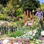 色とりどりの花々が咲く、足立満さんの庭＝丹波市青垣町中佐治