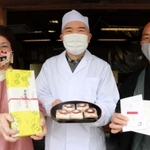 長楽寺の安達瑞樹住職（右）の法話も楽しめる「栗まんじゅう　えくぼ」を発売した鹿生堂の畑茂樹さん（中央）と陽子さん＝丹波篠山市乾新町