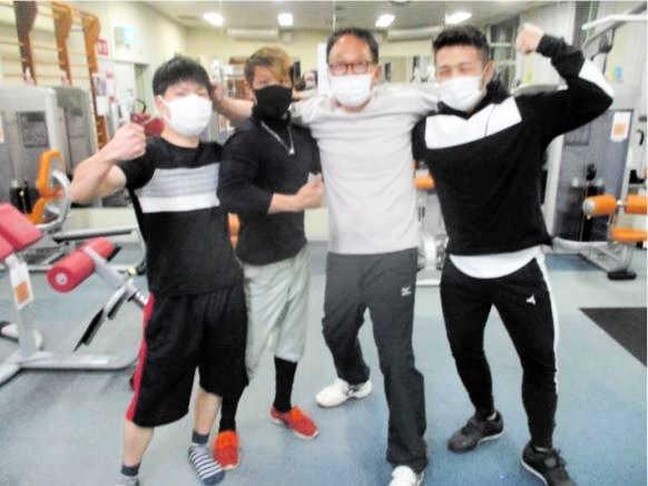 丹波篠山総合スポーツセンター・トレーニング室で出会った教え子たちと肩を組む丹後教育長（ブログより）